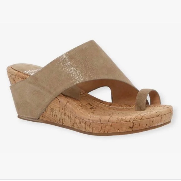 NWOT Donald J. Pliner Gyer Wedge Platform Sandal Beige Shimmer Size 9 - Picture 1 of 15